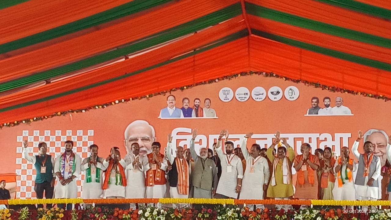 नरेन्द्र मोदी:जंगलराज वाले शिकारी यहां के लोगों को गुमराह करने में लगे हैं