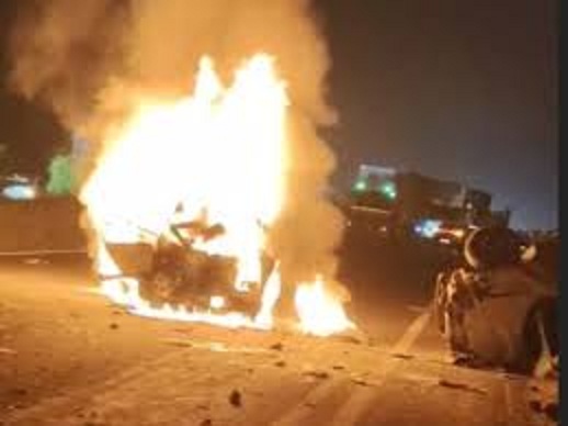 महू में भीषण सड़क हादसा : इंदौर-खलघाट हाइवे पर दो कारों में टक्कर के बाद लगी आग, 4 की मौत