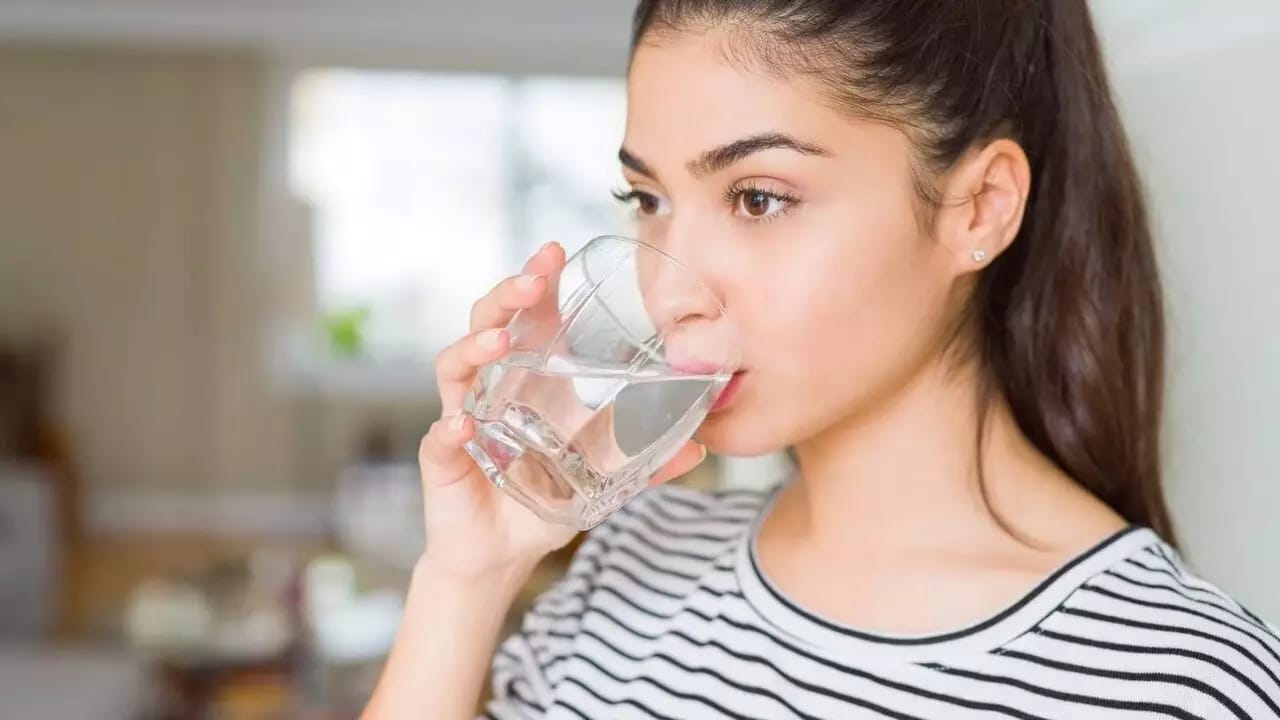 पानी की अहमियत कम पानी पीने से कौन सी परेशानियां हो सकती हैं? जानें हेल्दी शरीर के लिए एक दिन में कितना पानी पीना चाहिए?