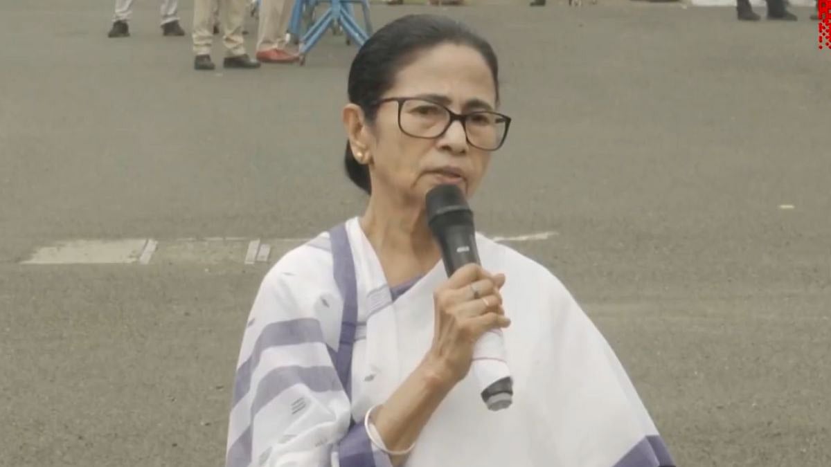 बंगाल की सीएम ममता बनर्जी ने की एसआईआर अभियान की तीखी आलोचना : चुनाव आयोग के अभियान को बताया ‘असमय और अव्यावहारिक’