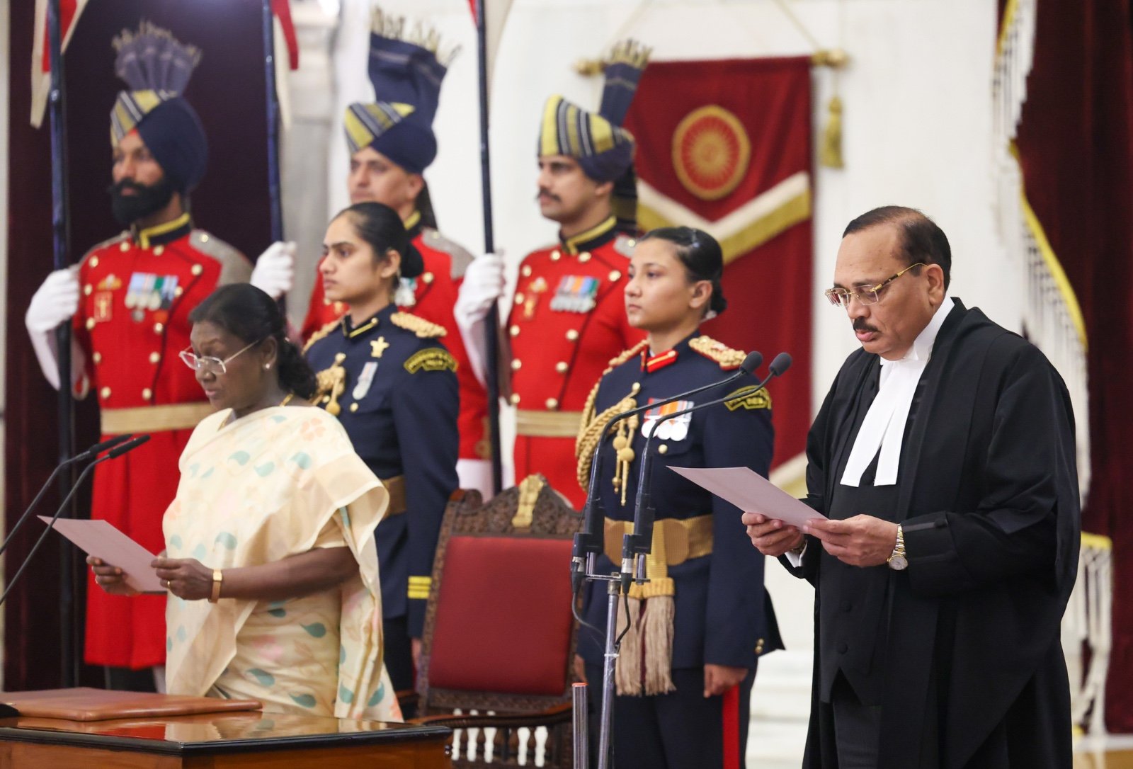 देश के 53वें CJI बने जस्टिस सूर्यकांत : राष्ट्रपति भवन में राष्ट्रपति ने भारत के मुख्य न्यायाधीश के रूप में शपथ दिलाई