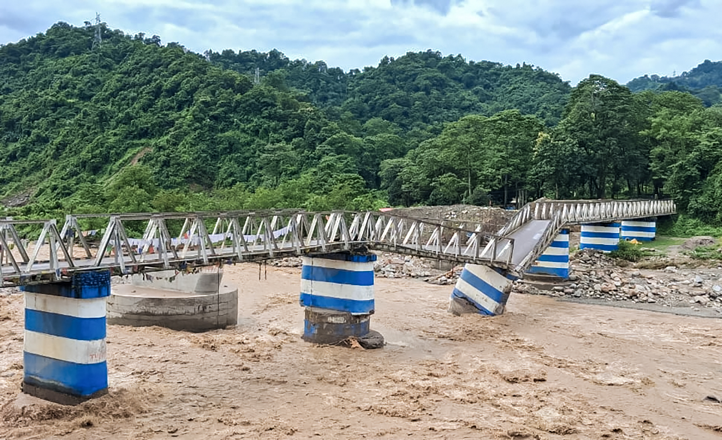 भारी बारिश और भूस्खलन का असर : उत्तर बंगाल के चाय उद्योग को सौ करोड़ रुपये से ज्यादा नुकसान